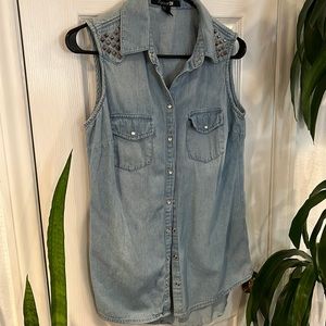 🖤 Forever 21 sleeveless studded denim vest/ shirt size small